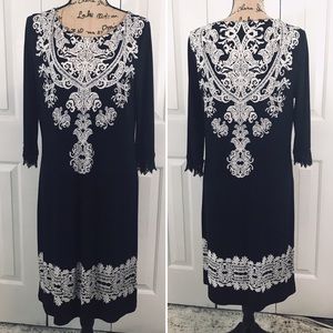 GROOVY Poly Knit Shift Dress Black and white